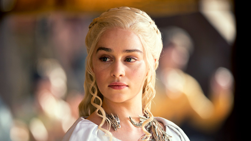 Emilia Clarke (Daenerys Targaryen) é a única atriz do elenco que tem uma cláusula no contrato que diz que ela não precisa mais fazer topless nas cenas.