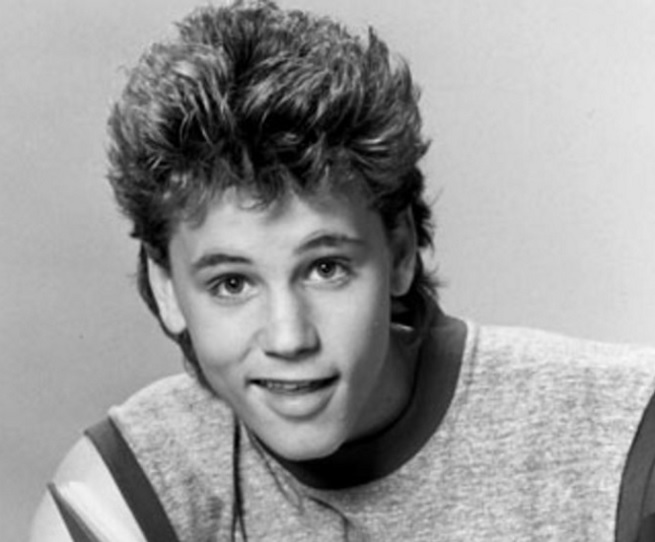 Corey Ian Haim era um ídolo teen nos anos 80. O ator trabalhou em diversos filmes famosos, entre eles, 'Os Garotos Perdidos’. Ele morreu aos 38 anos em decorrência de uma overdose.