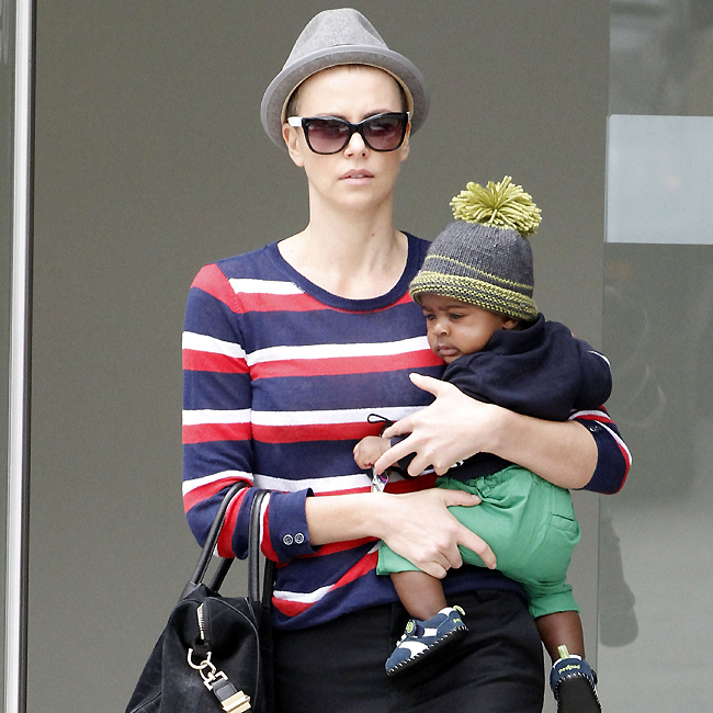 A atriz Charlize Theron adotou seu primeiro filho, Jackson, em 2012, na África do Sul, quando o pequeno tinha quatro meses. Em 2015, resolveu adotar uma menina norte-americana, August, que chegou também bebê