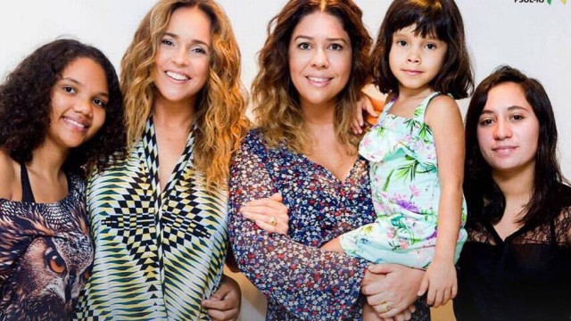 Em 2010, Daniela Mercury adotou três meninas, as irmãs Ana Alice e Ana Isabel, e Márcia. A cantora é mãe biológica de Giovana e Gabriel