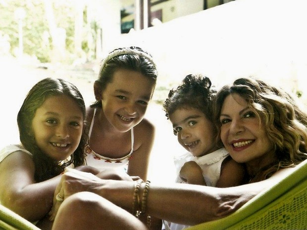 Elba Ramalho, ao lado de seu ex-marido Gaetano Lopes, adotou Maria Clara em 2002. Em 2007, se apaixonou por Maria Esperança em um orfanato e também a levou para casa. No ano seguinte, adotou Maria Paula, de 5 anos