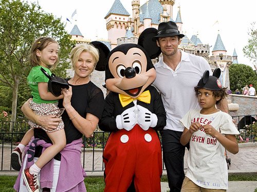 Hugh Jackman e sua mulher, Debora, adotaram Oscar, em 2000, e Ava, em 2005, após descobrirem que não poderiam ter filhos