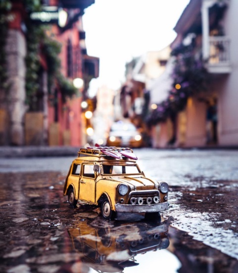 A fotógrafa Kim Leuenberger usa suas pequenas réplicas de veículos antigos para mostrar uma visão diferente dos lugares que visita