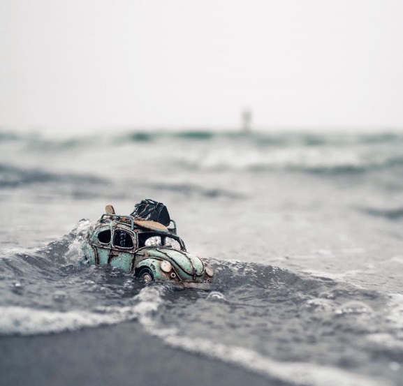 A fotógrafa Kim Leuenberger usa suas pequenas réplicas de veículos antigos para mostrar uma visão diferente dos lugares que visita