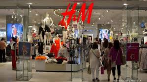 A sueca Hennes & Mauritz, conhecida apenas como H&M, é a segundo maior varejista do mundo. Depois da Forever 21, é outro endereço certeiro de loja de departamentos para compras de roupas e acessórios a preços acessíveis. 