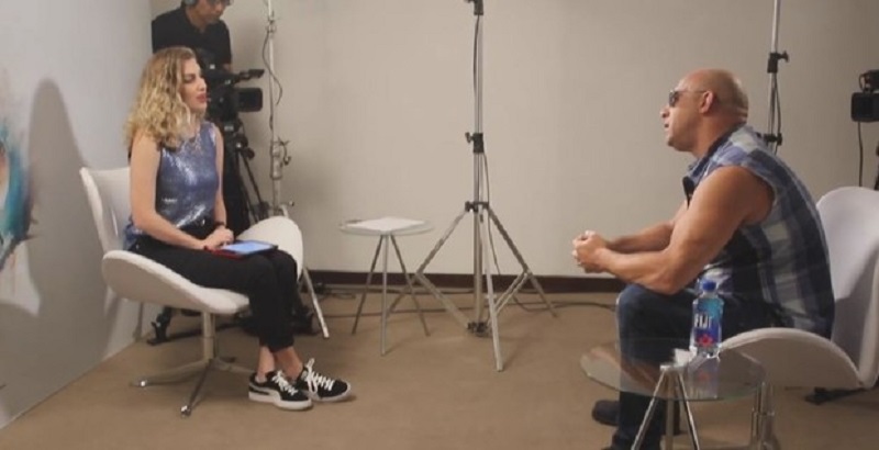 A youtuber Carol Moreira entrevistou o astro Vin Diesel durante a Comic Con Experience, em 2016. Na ocasião, a entrevistadora se mostrou completamente desconfortável com uma série de cantadas passadas pelo ator no meio da conversa. Ele chegou até a chamá-la para almoçar e a interrompeu três vezes para falar de sua aparência