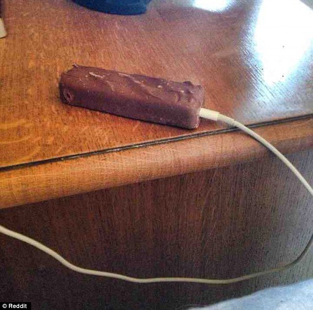 Essa pessoa achou que o chocolate estava precisando de uma carguinha extra de bateria