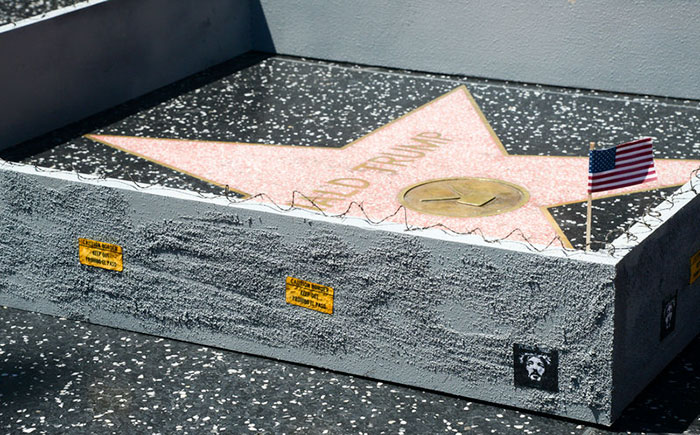 Um artista plástico chamado Jesus construiu um pequeno muro ao redor da estrela que leva o nome do candidato à presidência dos Estados Unidos Donald Trump