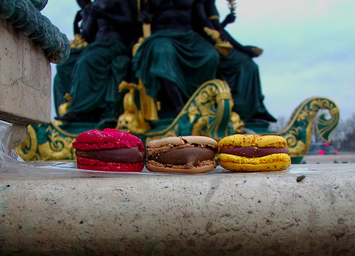 Quando falamos de sobremesa, Paris é disparada a medalha de ouro. Segundo o site Huffington Post é quase impossível errar com qualquer doce que se escolha por lá! Mas, se quiser uma sugestão, vá de macarons.