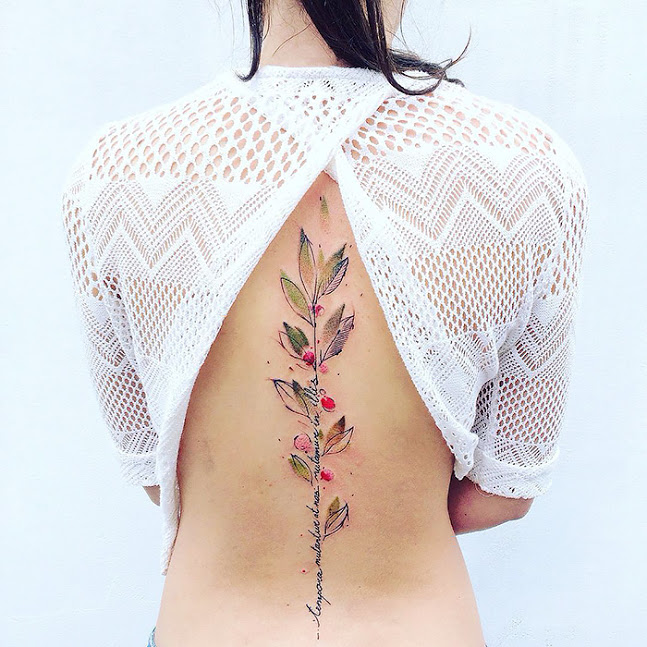 Pis Sora transforma a natureza em tatuagens delicadas e cheias de detalhes pra lá de charmosos. Vontade de tatuar agora, né?