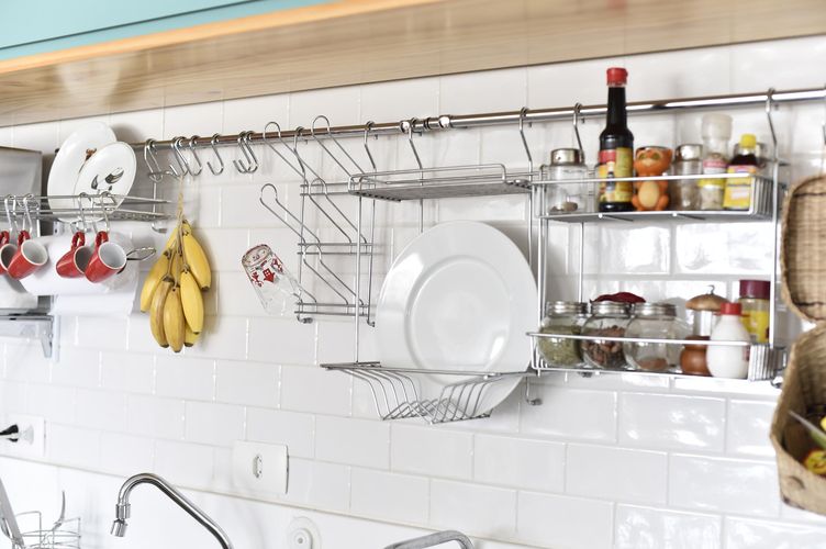Na cozinha também vale usar barras, ganchos e acessórios próprios para organizar utensílios e até alimentos