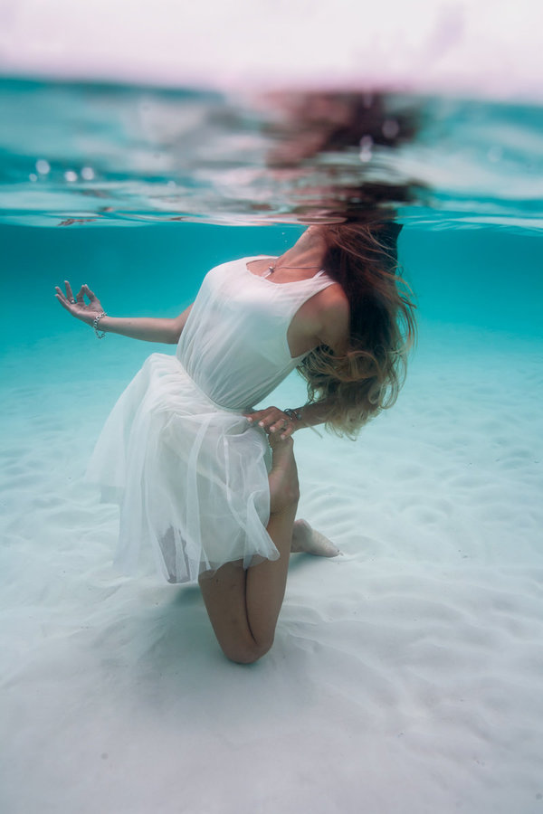 Submersa, instrutora recria poses clássicas da ioga e mostra que atividade também pode ser arte