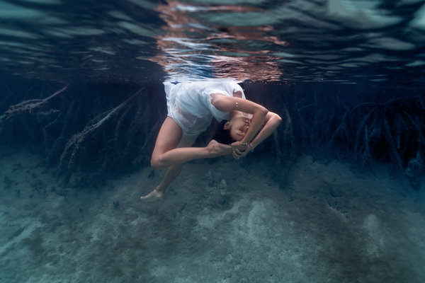 Submersa, instrutora recria poses clássicas da ioga e mostra que atividade também pode ser arte