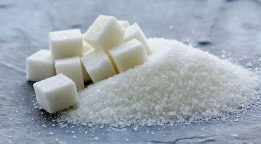 O desafio com o açúcar não é mantê-lo fresco, mas tentar fazer com que ele não se torne uma rocha. Ele não estraga porque não permite o crescimento bacteriano. Certifique-se que seja armazenado em um recipiente herméticamente fechado