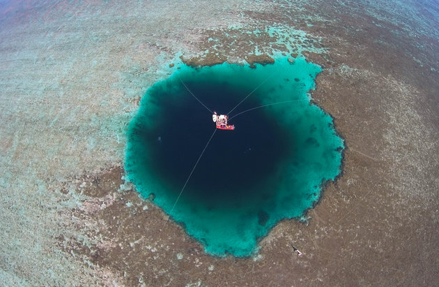 Recentemente catalogado, no sul da China, este é o buraco azul mais profundo do mundo com 300 metros abaixo da superfície. Chamado pelos especialistas como “caverna subaquática” ou “caverna vertical”, foram descobertas 20 espécies de peixes no local. 