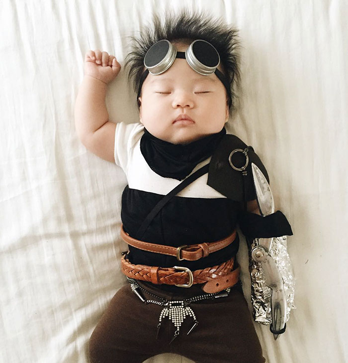 Enquanto Joey Marie, de 4 meses, dorme, a mãe veste a criança dos mais variados personagens e transforma o bebê no cosplayer mais fofo que a internet já viu