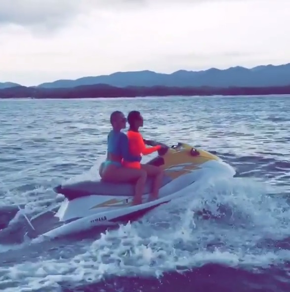 Kim Kardashian está aproveitando alguns dias de férias com as amigas Jasmine Sanders e Steph em Punta Mita, na Riviera Nayarit, no México