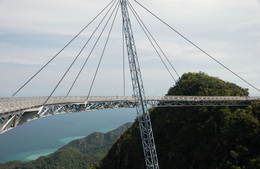 A Langkawi Sky Bridge fica a 700 metros do nível do mar, com alguns cabos de aço e nada mais. De um lado, o mar; do outro, as montanhas da ilha Tarutao. Não parece nada tranquilo.