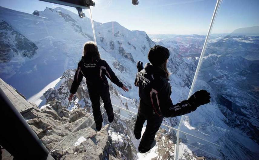 Esse mirante de vidro dá uma vista privilegiada aos alpes franceses, em uma das montanhas mais altas da Europa, a Aiguille du Midi. É como se você flutuasse sobre a cordilheira a 3.842 metros de altura, apenas.