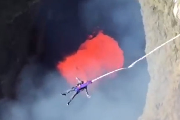 Se você tem mais de 10 mil dólares sobrando e gostaria de ficar bem pertinho de um pouco de lava vulcânica, essa atração chilena no vulcão de Villarrica é perfeita para você. É um salto de aproximadamente 213 metros dentro do bichão, certo?