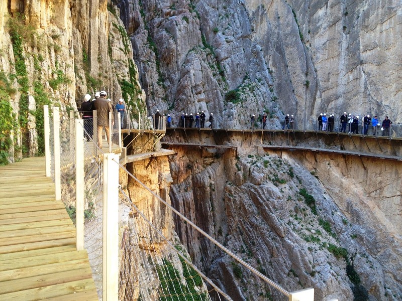 Esta é considerada uma das trilhas mais perigosas do mundo. Você anda quase 3 km em uma passarela com largura de um metro, a 100 metros do chão. Os aventureiros dispostos a caminhar pelo desfiladeiro levam aproximadamente 5h para completar a brincadeira. Não é mole.