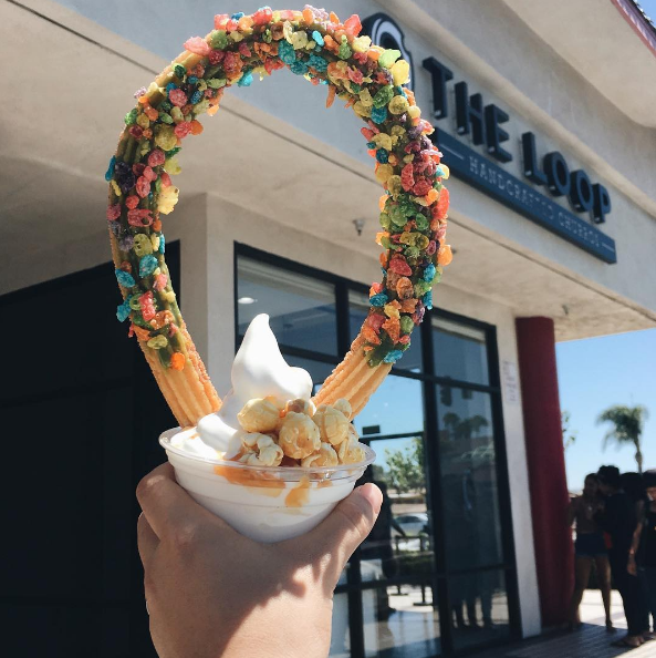 A doceria The Loop fica em Westminster, na Califórnia, e inventou esta sobremesa incrível: churros gigante com cobertura e sorvete! <3
