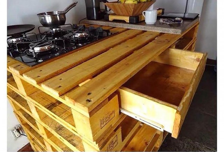 Reaproveitar materiais, como caixotes, latões e madeira antiga, permite criar novos móveis para a cozinha e ainda deixa o ambiente mais bonito. Confira algumas inspirações!