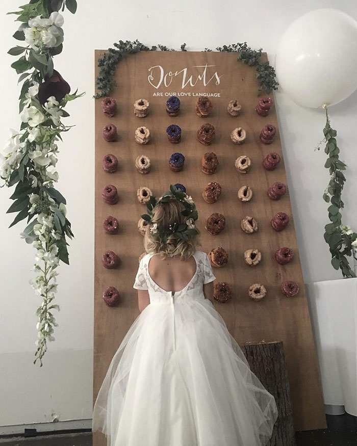 Criar uma parede decorativa com estas famosas rosquinhas americanas é a nova moda entre festas de casamento e também aniversários infantis