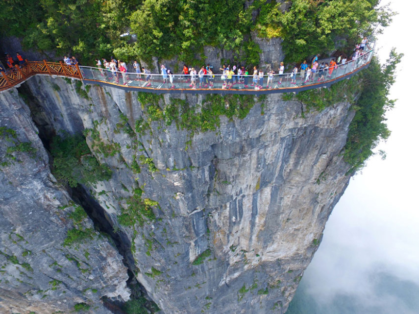 Feita de vidro, a passarela do Parque Nacional Zhangjiajie está a 1.403 metros do chão. Tem as manhas de tirar uma selfie por lá?