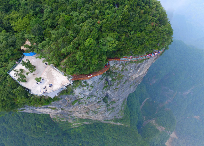 Feita de vidro, a passarela do Parque Nacional Zhangjiajie está a 1.403 metros do chão. Tem as manhas de tirar uma selfie por lá?