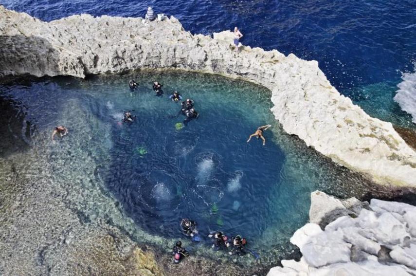 Perto dos outros, este buraco azul é mais “tranquilo”. São apenas 15m de profundidade de água cristalina na ilha de Gozo, em Malta, na Europa. O local é muito frequentado por turistas que ainda têm as famosas Dwerja Towers como vista.
