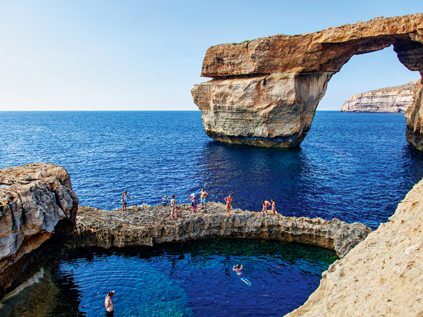 Perto dos outros, este buraco azul é mais “tranquilo”. São apenas 15m de profundidade de água cristalina na ilha de Gozo, em Malta, na Europa. O local é muito frequentado por turistas que ainda têm as famosas Dwerja Towers como vista.