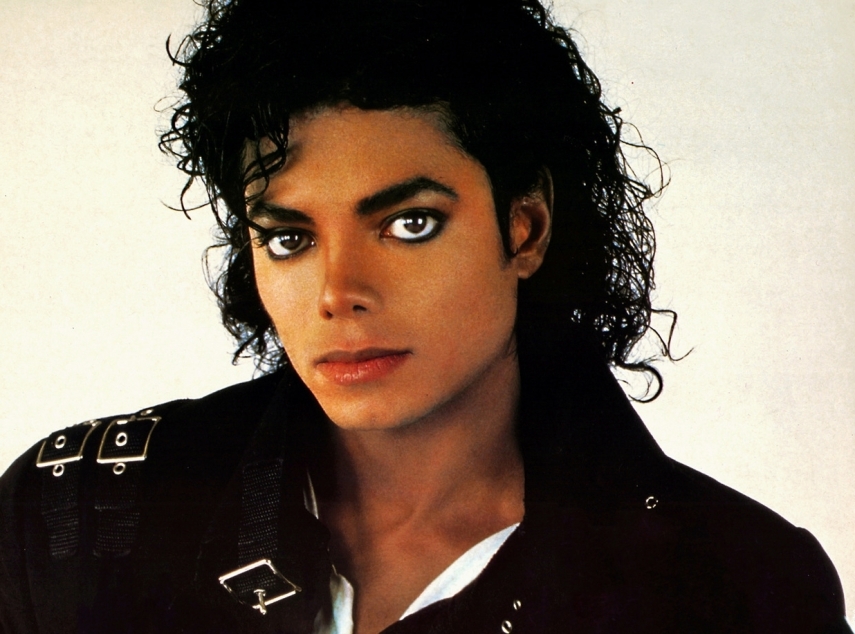Randall Sullivan, jornalista e ex-editor da revista Rolling Stone, escreveu em seu livro 'Intocável: a estranha vida e a trágica morte de Michael Jackson', que o Rei do Pop morreu virgem. 