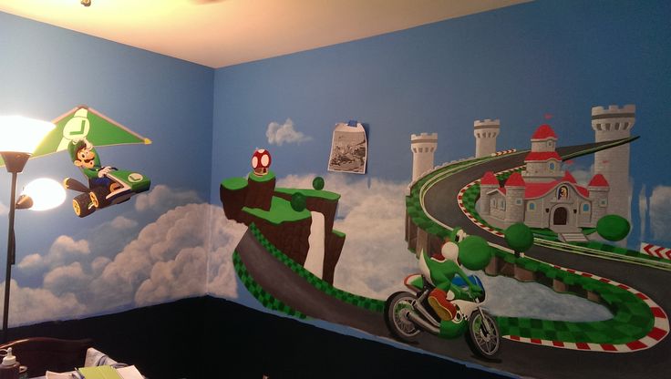 O Luigi detonando nas pistas em desenho pintado neste quarto infantil