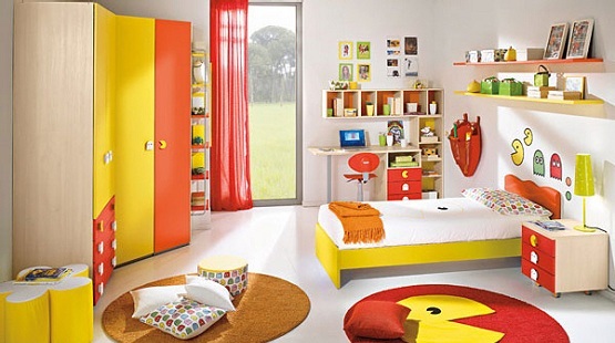 Vermelho e amarelo, cores do Pac-Man, são base para a decoração deste quarto infantil