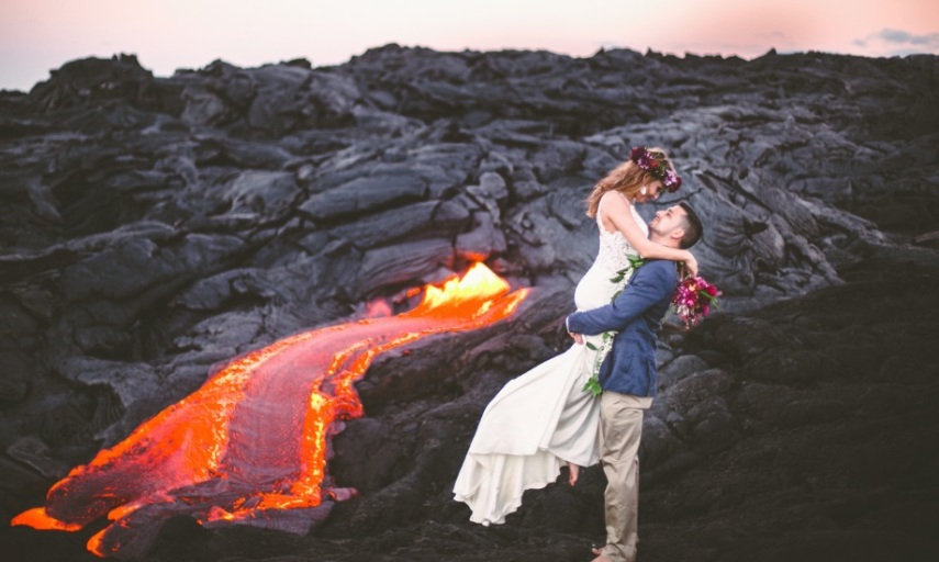 Lauren e Alex toparam a sugestão da fotógrafa Jenna Lee e posaram para ensaio de casamento no Kilauea, um dos vulcões ativos do Havaí. 