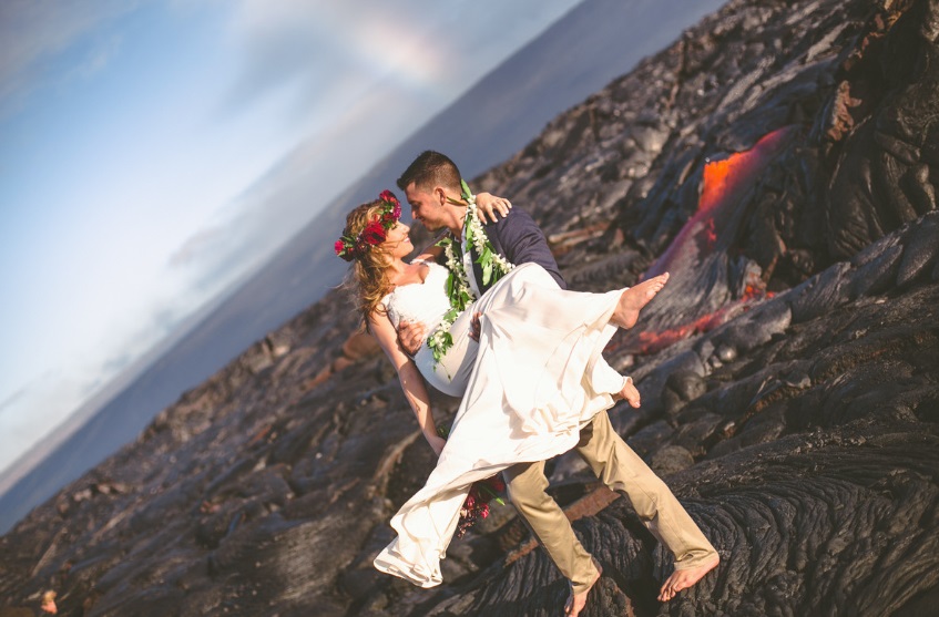 Lauren e Alex toparam a sugestão da fotógrafa Jenna Lee e posaram para ensaio de casamento no Kilauea, um dos vulcões ativos do Havaí. 