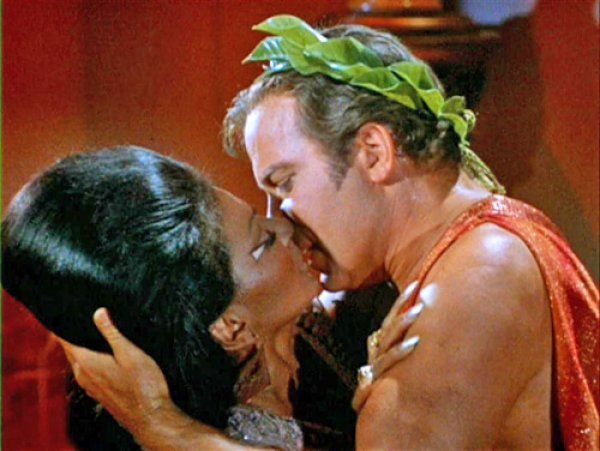 Michele Nichols e William Shatner deram o primeiro beijo inter-racial em programa de TV, dos EUA, em 1968
