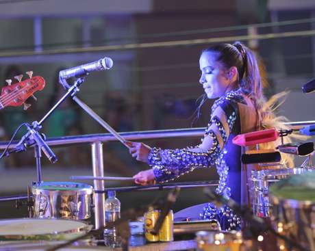 Anitta toca bateria