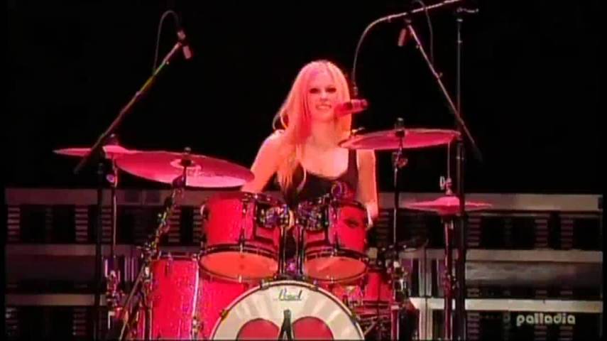 Avril Lavigne toca bateria