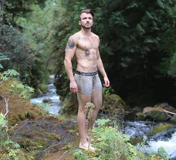 Aydian Dowling é um modelo do mundo fitness e empresário. Ele venceu o concurso Men's Health Ultimate Guy. Ele se tornou uma força positiva para a comunidade trans. Siga @alionsfear no Instagram