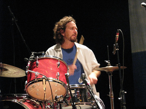 Eddie Vedder toca bateria
