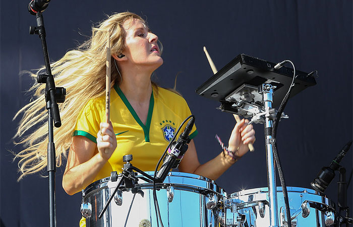 Ellie Goulding toca bateria
