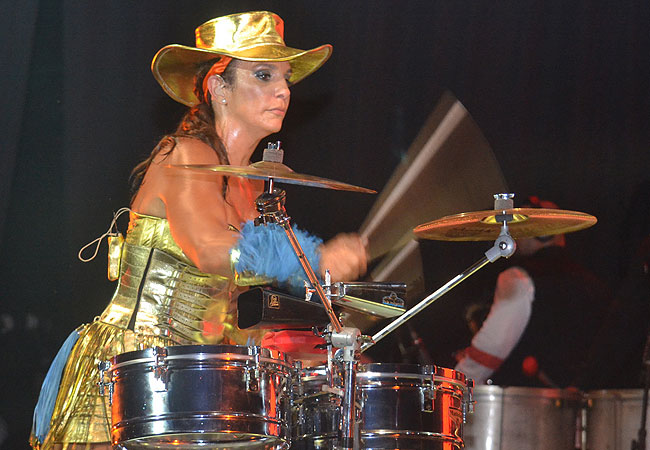 Ivete Sangalo toca bateria 