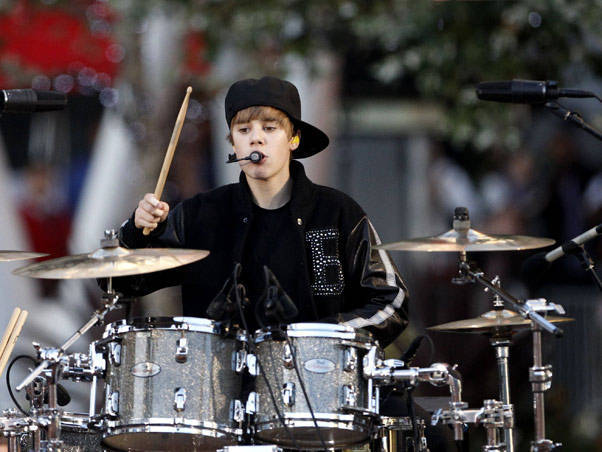 Justin Bieber toca bateria