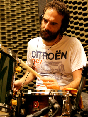 Marcelo Camelo toca bateria