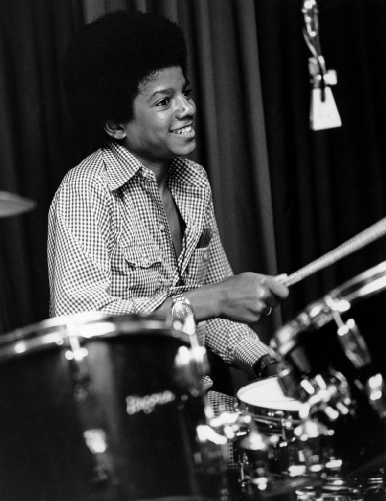 Mini Michael Jackson toca bateria