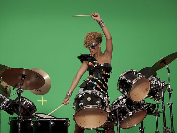 Rihanna toca bateria ou só fez pose?