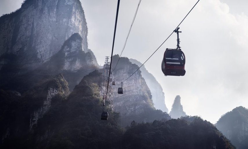 Esse teleférico fica na região montanhosa de Hunan, na China. A paisagem é incrível e eles têm o passeio mais longo em um teleférico. São 30 minutos para andar 7 km