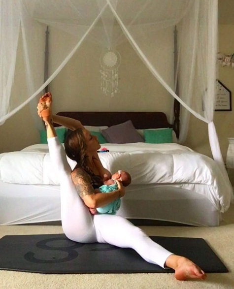 A americana Benear pratica ioga com os três filhos e posta fotos incríveis amamentando a caçula de apenas um mês